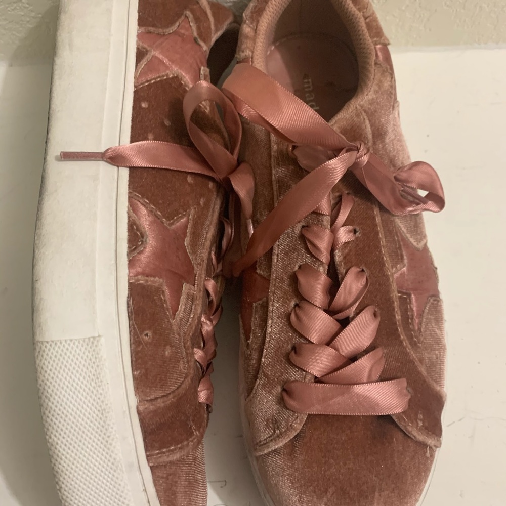 Velvet up lace sneakers by Steve Madden